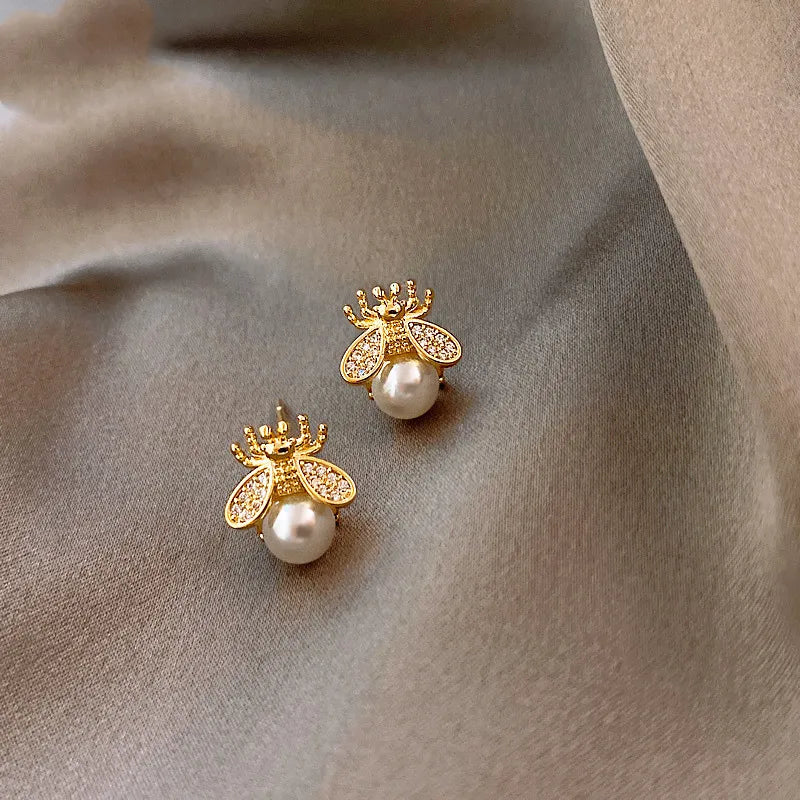 Honey Bee Pearl Stud Earrings™ – Elegant Gold-Tone Jewelry for Women