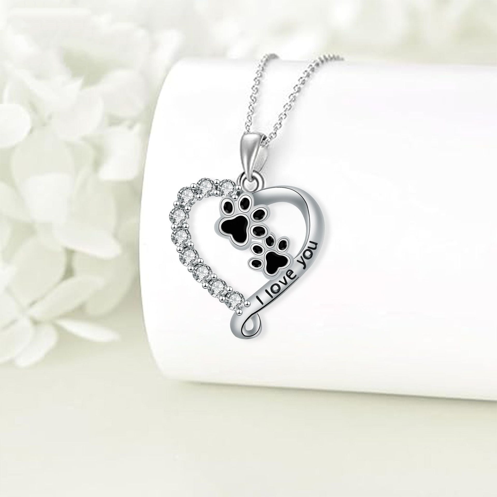 Heart-shaped Pendant Paw Necklace™