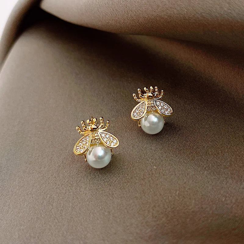Honey Bee Pearl Stud Earrings™ – Elegant Gold-Tone Jewelry for Women